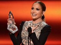 Jennifer Lopez pokazała nieco biustu